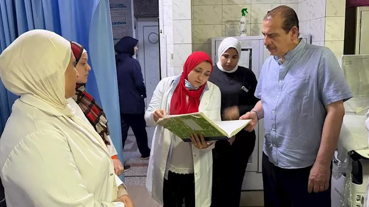 نائب وزير الصحة يكشف عن مخالفات في مستشفى حميات حلوان خلال جولة تفقدية