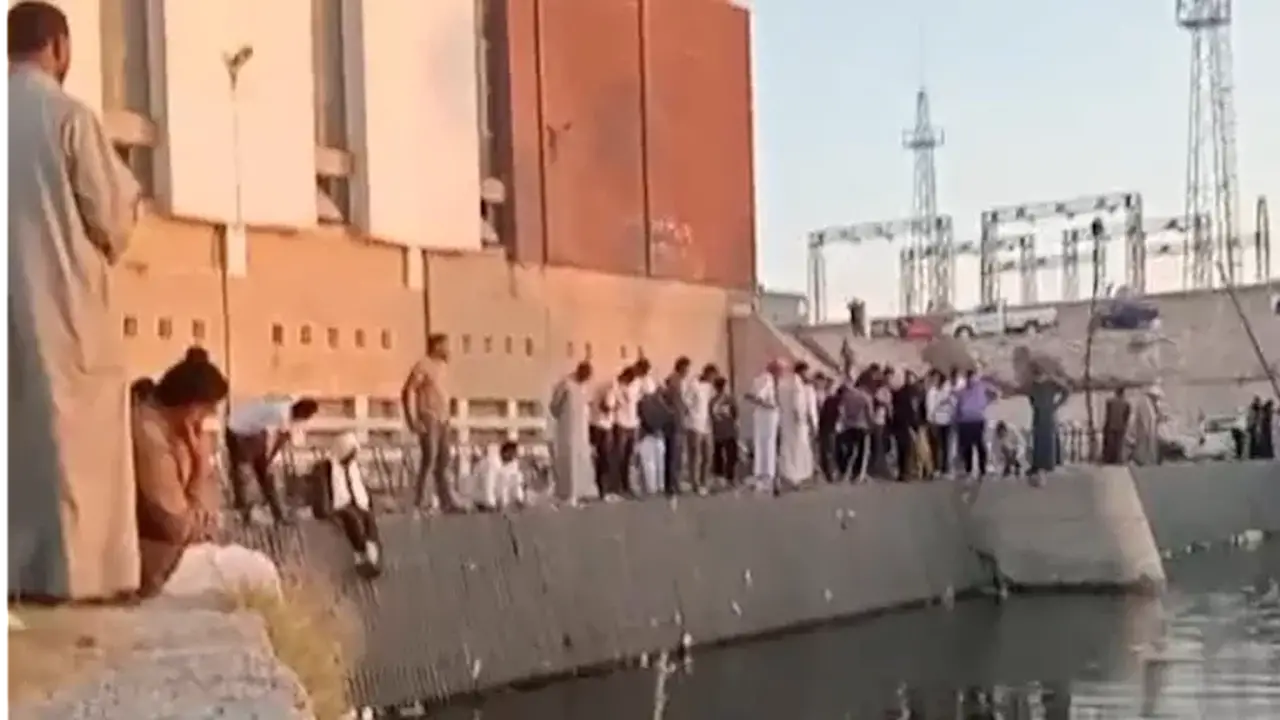 نجاة الأب وغرق نجليه إثر سقوط سيارة في ترعة بالإسكندرية