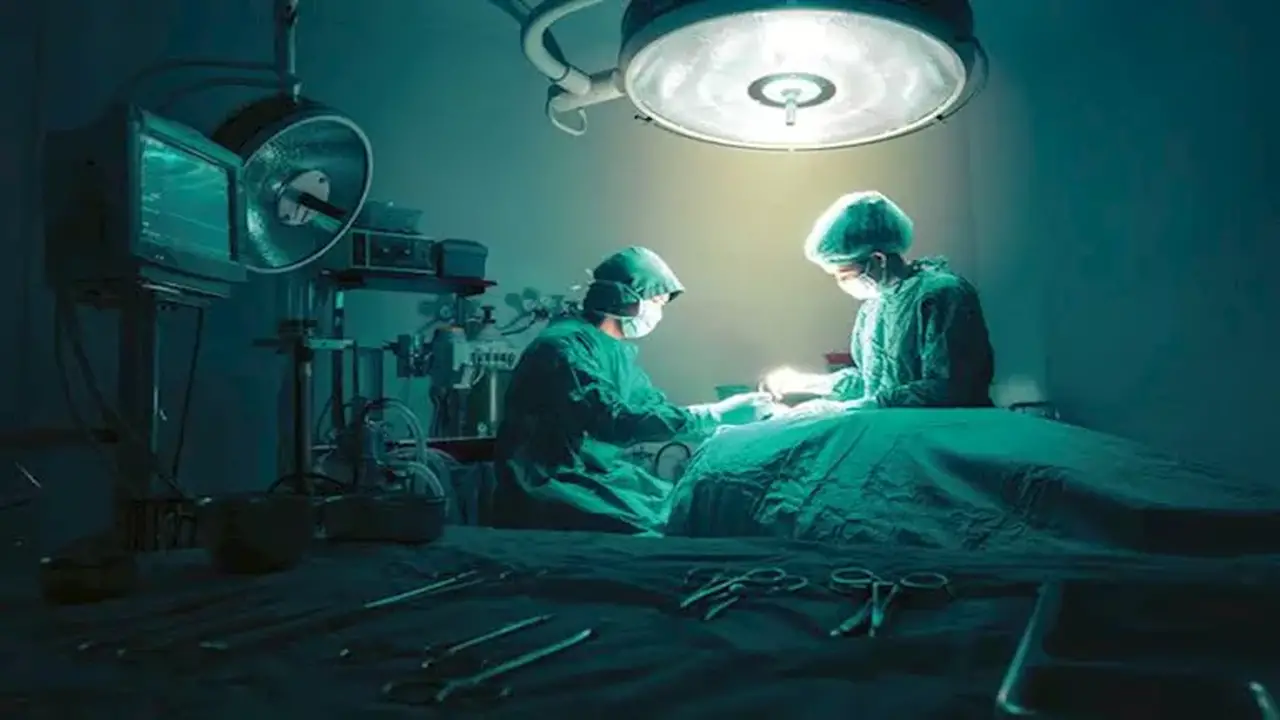 نجاح جراحة معقدة لتصحيح اعوجاج وتحدب العمود الفقري لفتاة في بنها
