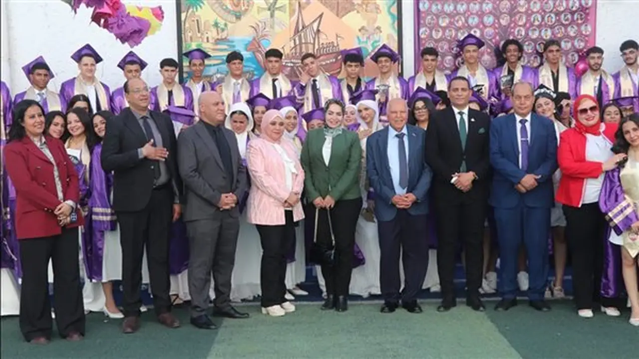 احتفالية تخرج طلاب الدبلومة الأمريكية بالمدرسة القومية بالعجوزة بحضور نقيب المعلمين