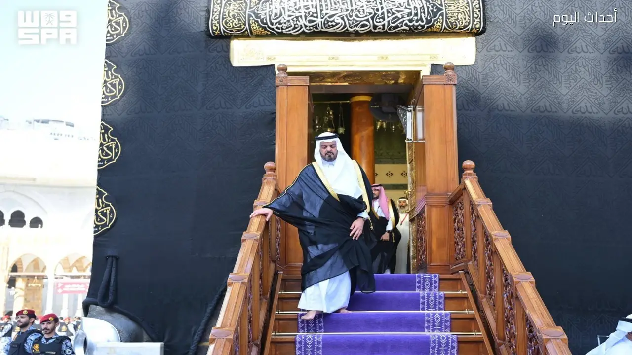 نائب أمير مكة المكرمة يتشرف بغسل الكعبة نيابة عن خادم الحرمين الشريفين