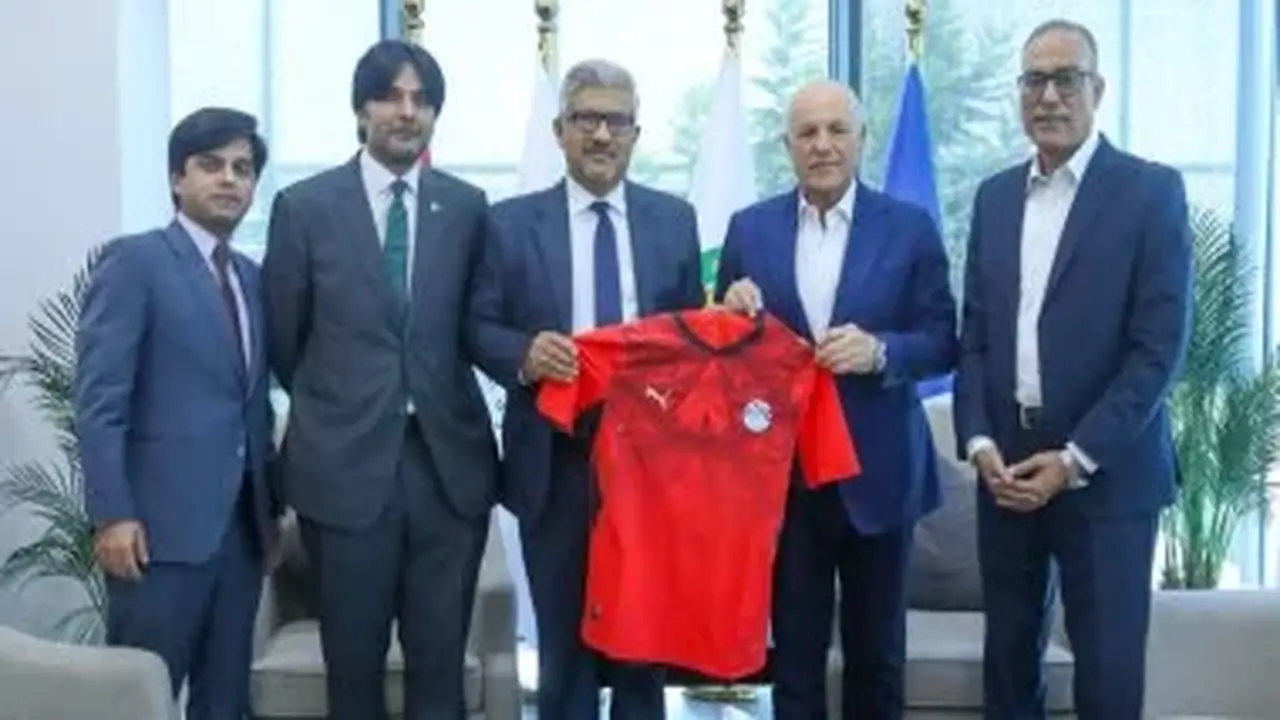 هاني أبو ريدة يستقبل سفير باكستان في مصر لتعزيز التعاون الرياضي