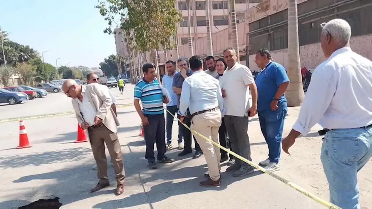 هبوط أرضي في شارع كريستال عصفور بشبرا الخيمة.. والصرف الصحي يكشف السبب