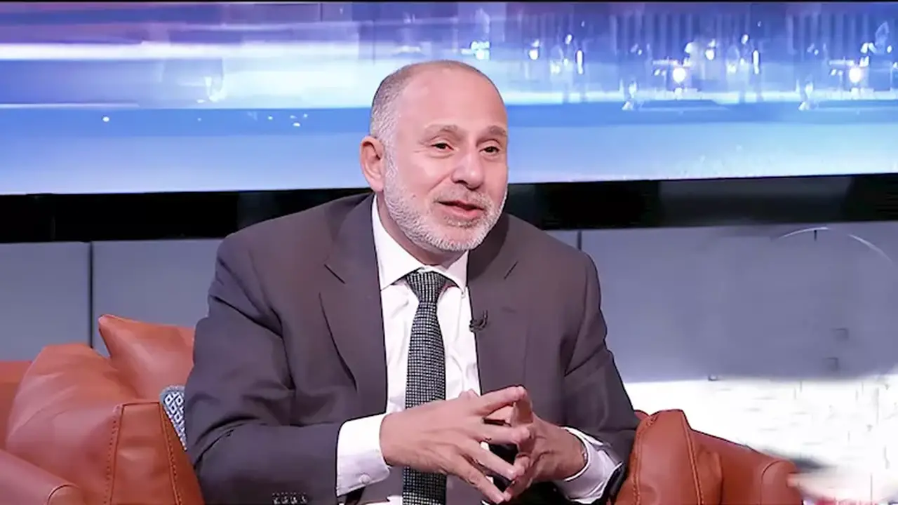 هل يعتبر الحديث مع النفس علامة على مرض نفسي؟ توضيحات من طبيب مختص