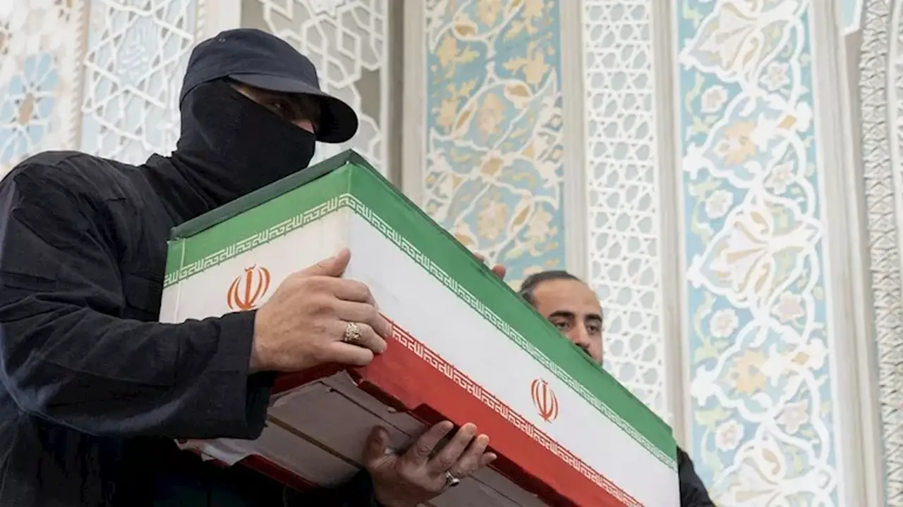 من هو الرجل المقنع في جنازة علي خامنئي؟ تكشف التقارير هويته الحقيقية