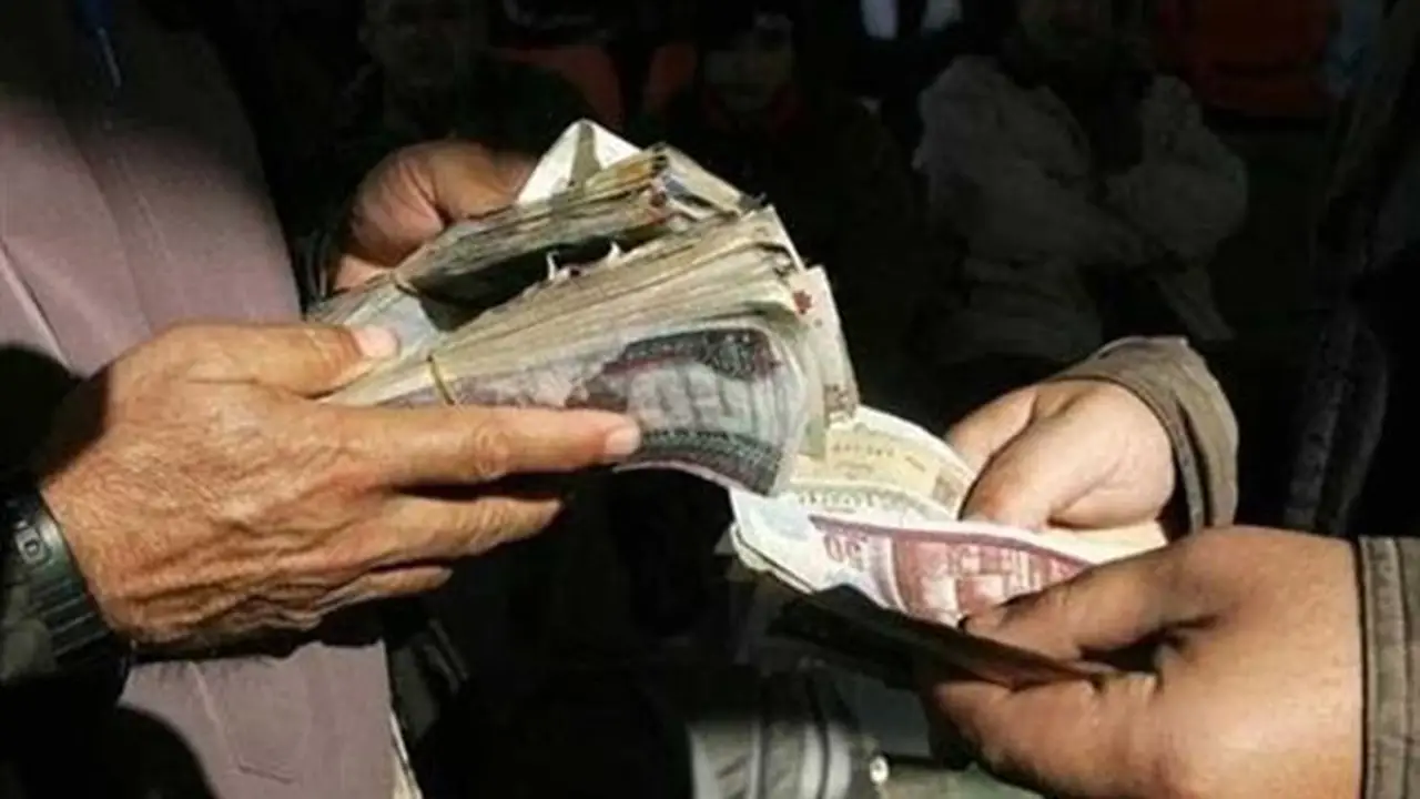 هل يجوز للزوجة منح أهلها من أموال الصدقات دون علم الزوج؟
