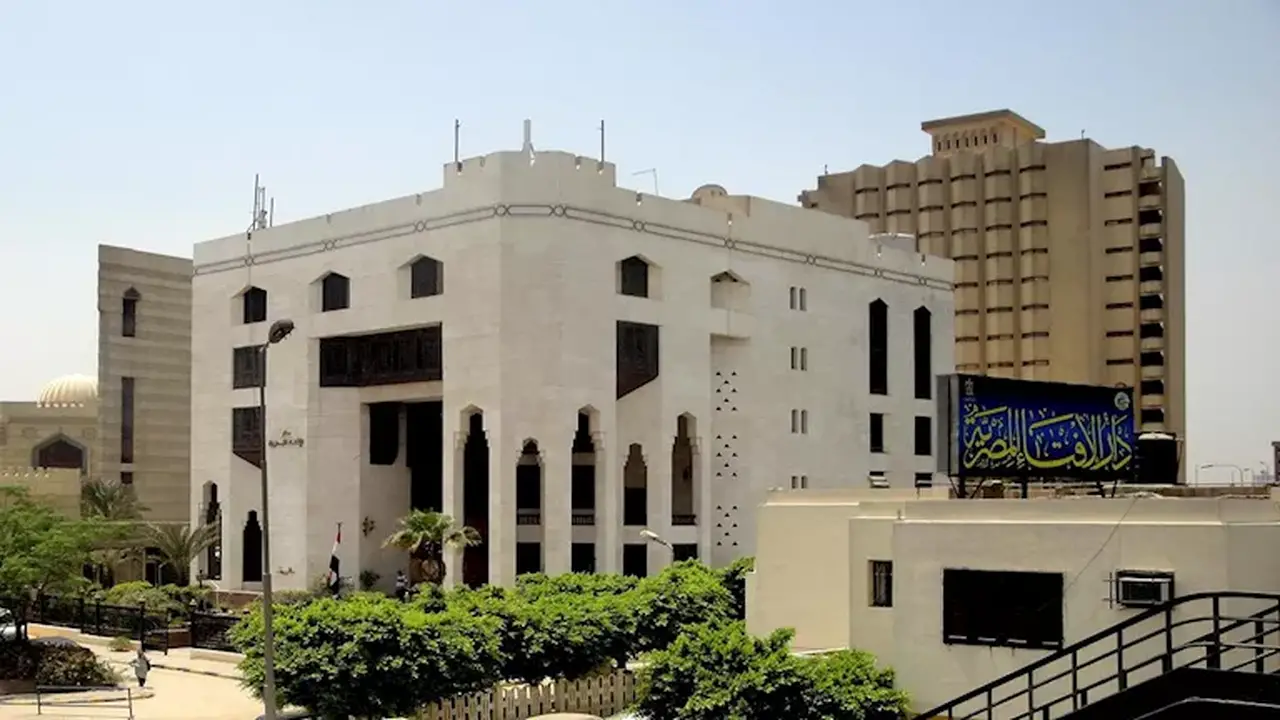 هل يجوز للمرأة كشف شعرها أمام المحارم بالنسب والمصاهرة والرضاع؟