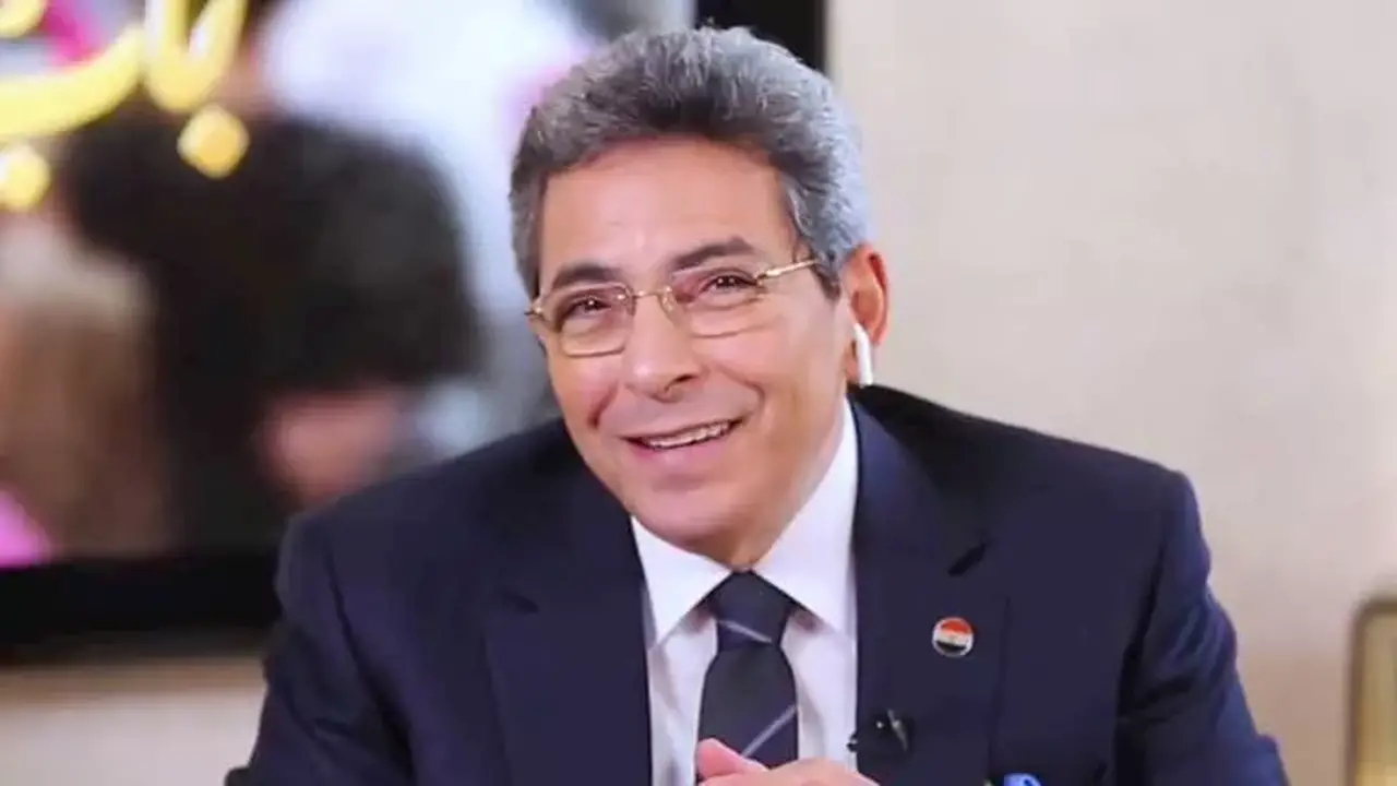 محمود سعد يكشف كواليس الصورة الشهيرة للسادات بالملابس الداخلية