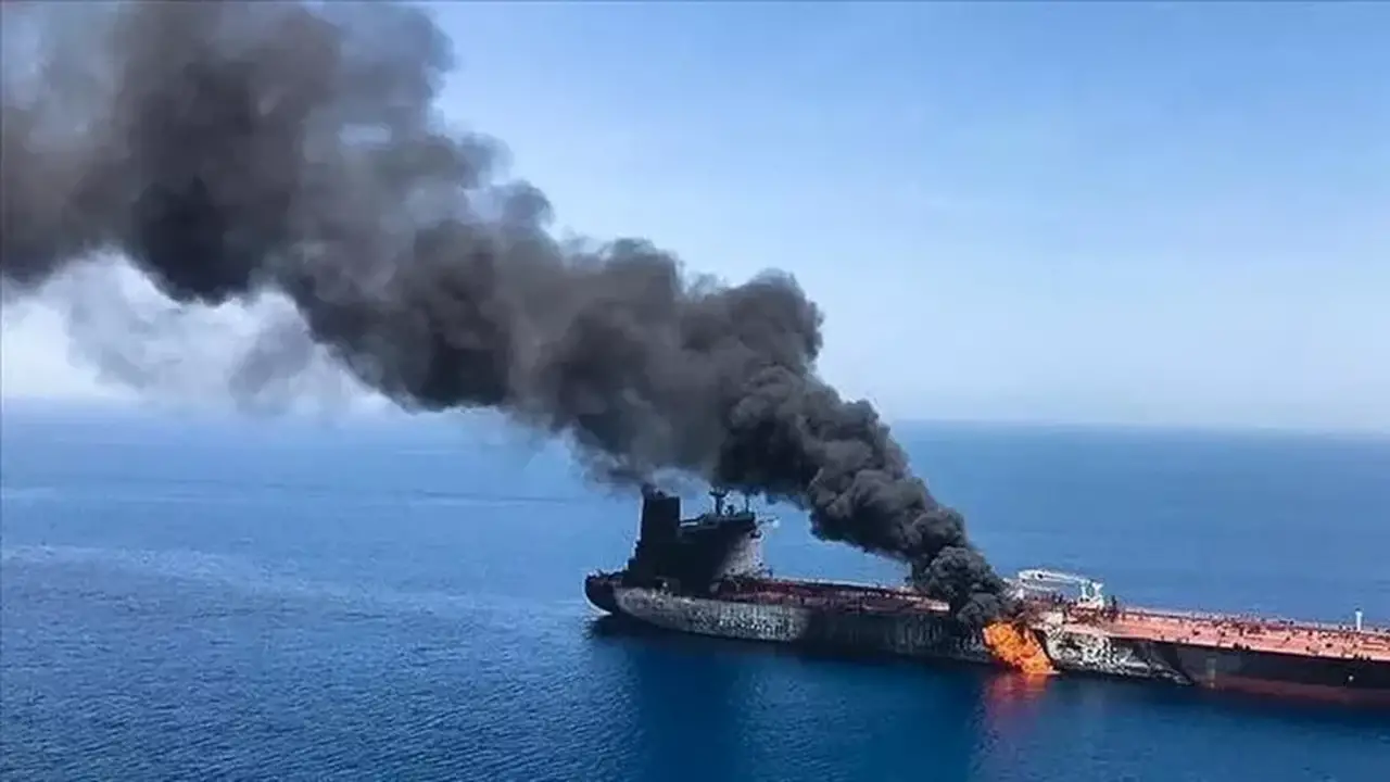 هيئة بريطانية: حريق في ناقلة نفط إثر إصابتها بمقذوف قبالة عُمان