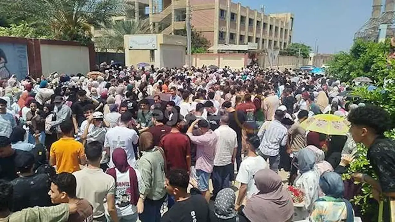 وداعًا ثانوية.. احتفالات طالبات الدقهلية بإنهاء الامتحانات بالورود والبلالين – صور