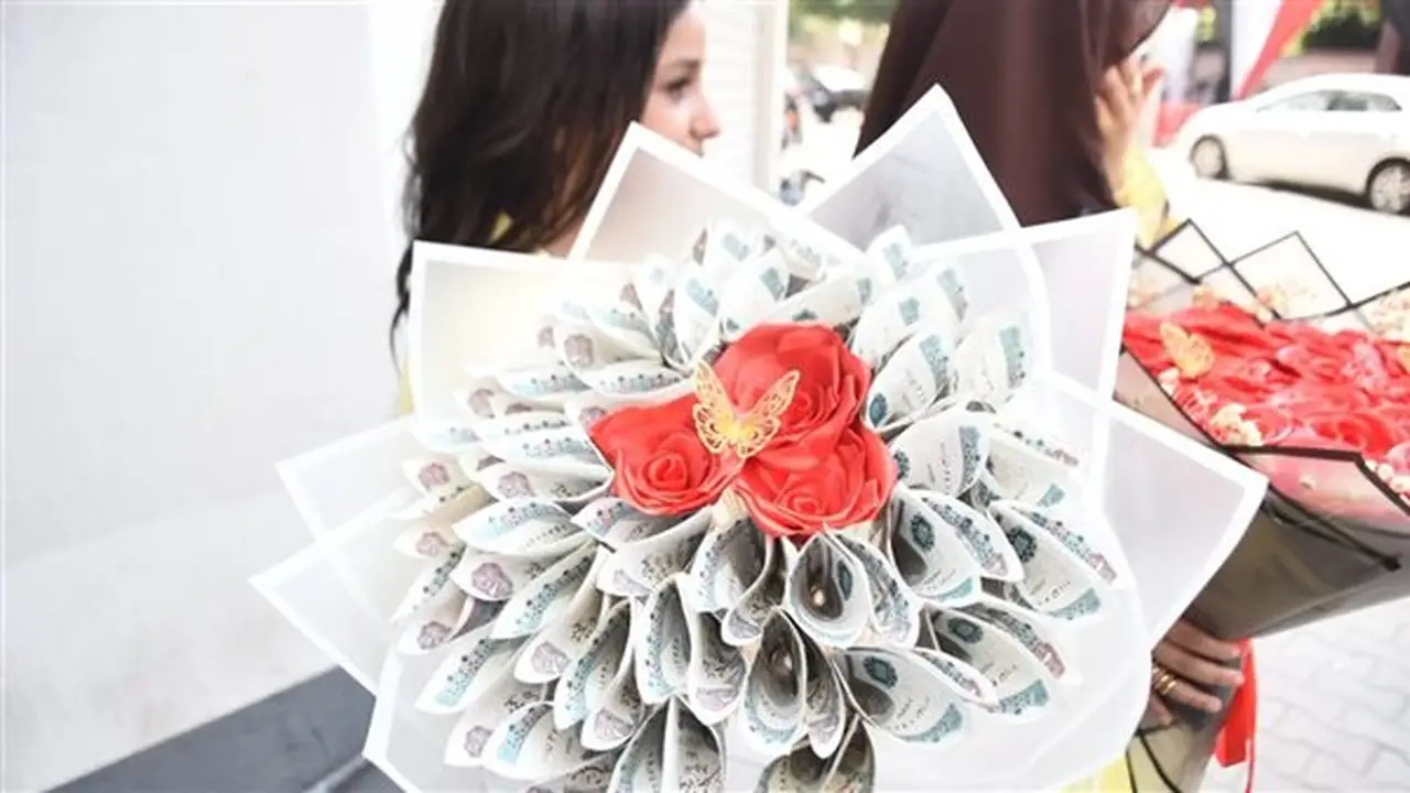فتاة تنتظر شقيقتها بـ ‘بوكيه الـ 5 آلاف’ أمام لجان الثانوية في الدقي (فيديو وصور)