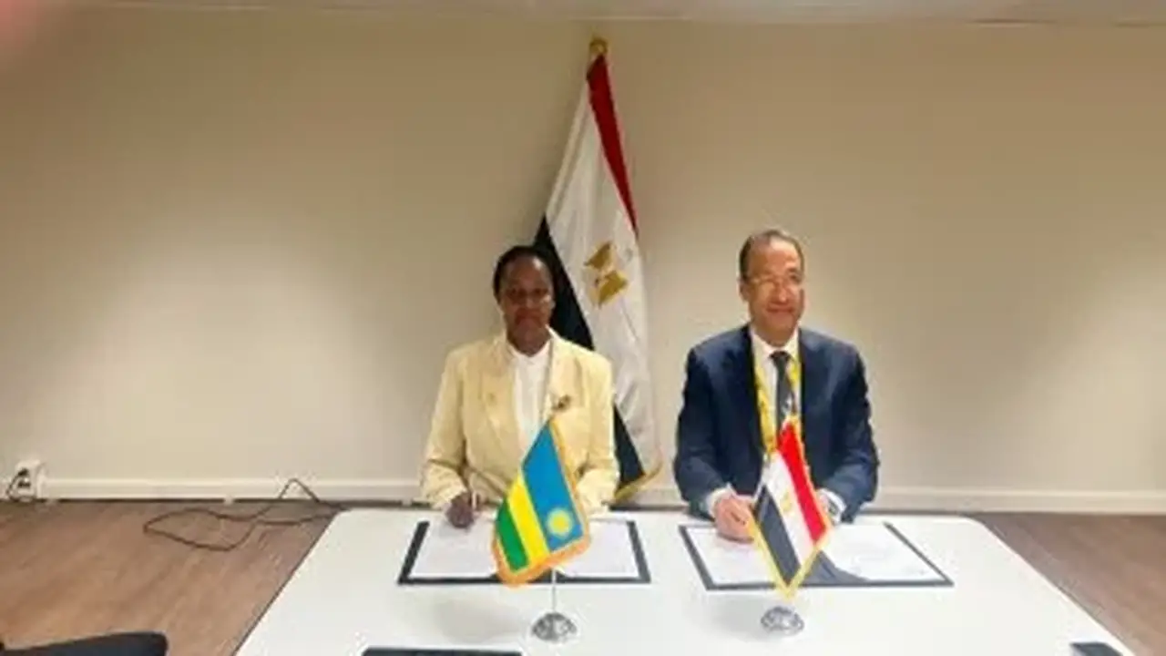 وزارة الاتصالات تعزز شراكاتها الأفريقية بمذكرة تفاهم مع رواندا في مجال الذكاء الاصطناعي