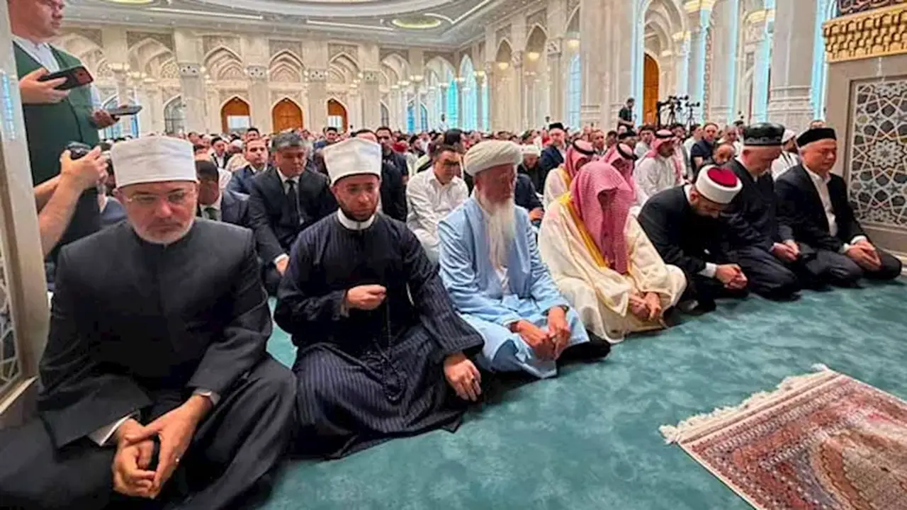وزير الأوقاف والمفتي يؤدون صلاة الجمعة في مسجد الإمام البخاري بأوزبكستان