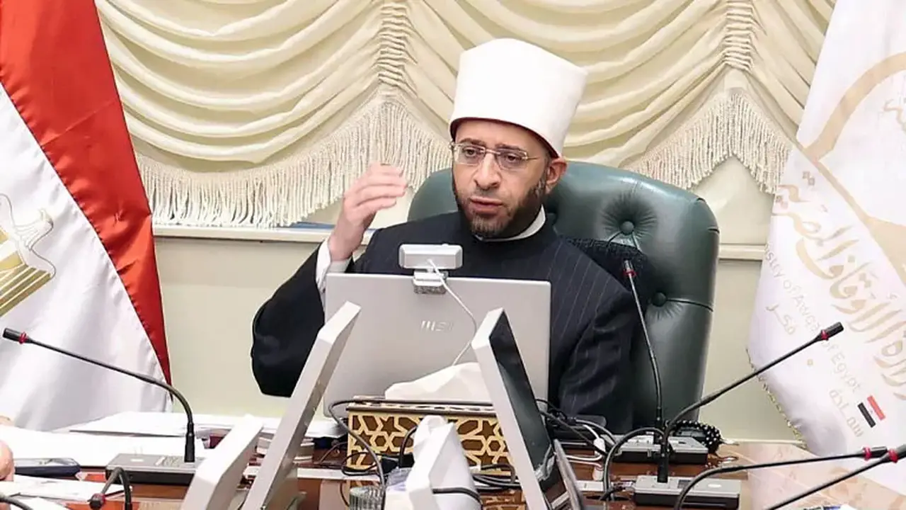 وزير الأوقاف يكرم سيدة حصلت على الدكتوراه في سن 83 عامًا تقديرًا لإصرارها وعزيمتها
