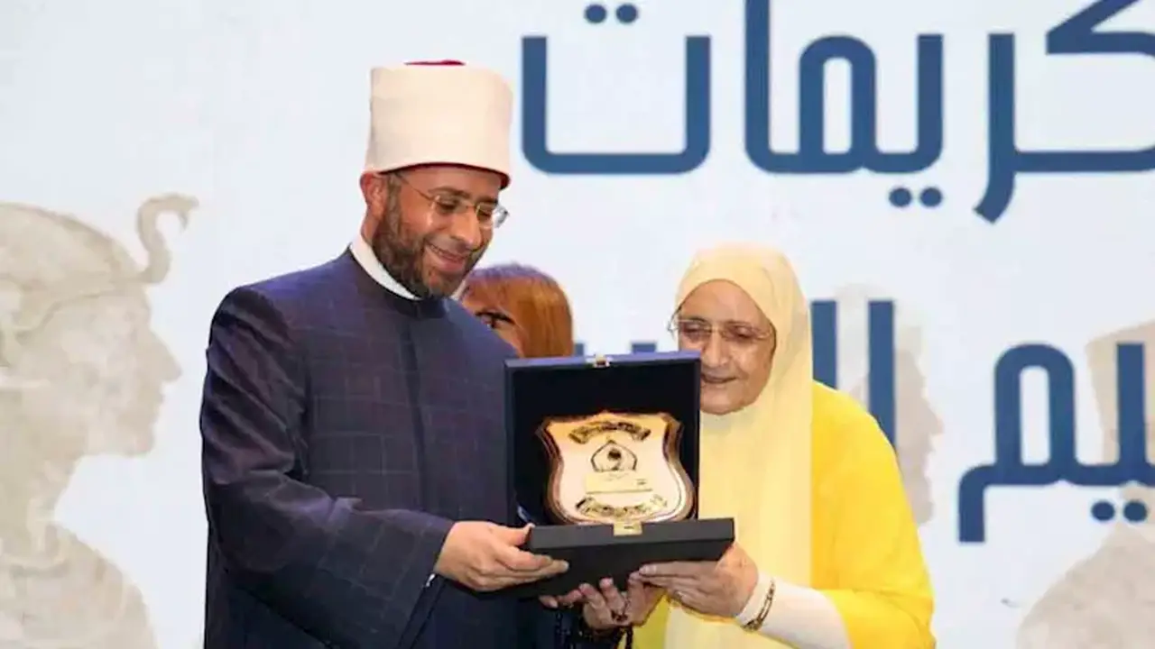 وزير الأوقاف يكرم الدكتورة آمال إسماعيل كأكبر حاصلة على الدكتوراه في مصر والوطن العربي – صور