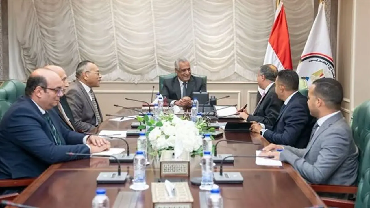 وزير الإنتاج الحربي يبحث مع “تاليس” توطين تكنولوجيا صناعة مكونات أجهزة الاتصالات
