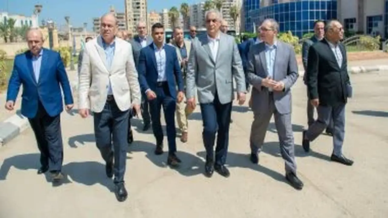 وزير الإنتاج الحربي يقوم بجولة تفقدية في شركة بنها للصناعات الإلكترونية