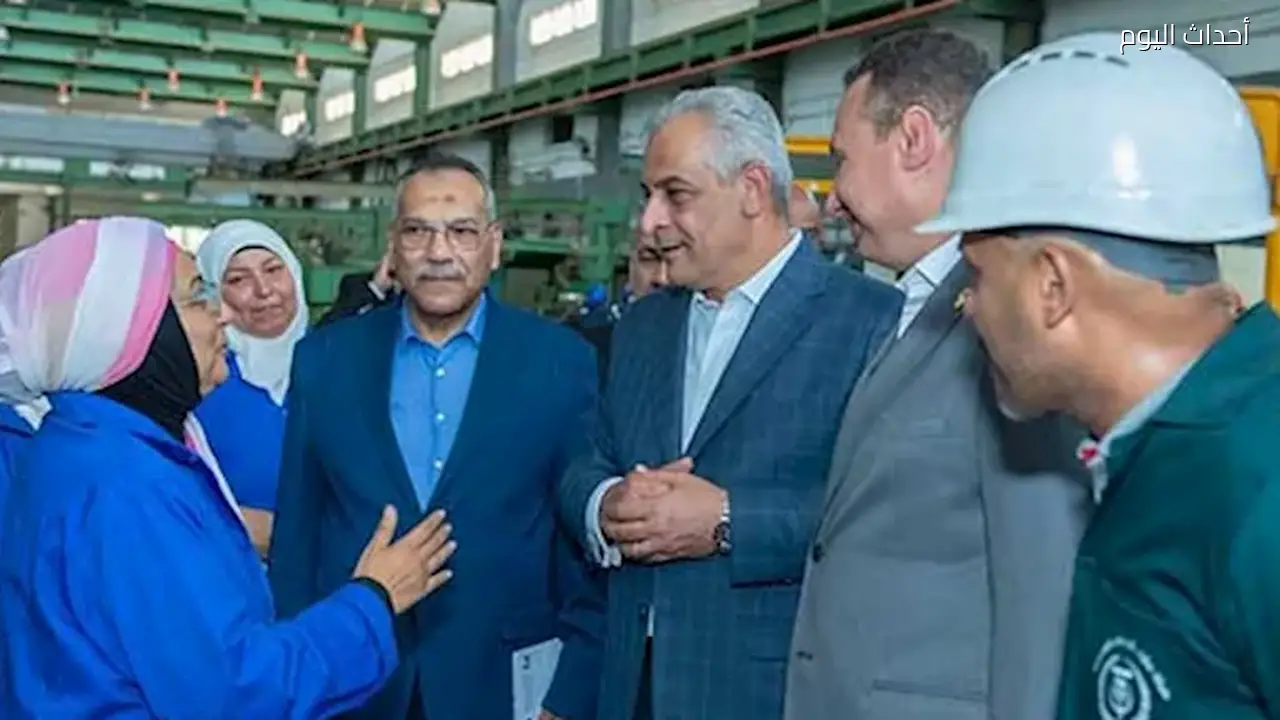 وزير الإنتاج الحربي يكرم عمال مصنع 99 بعد تحقيق إنجازات إنتاجية ملحوظة