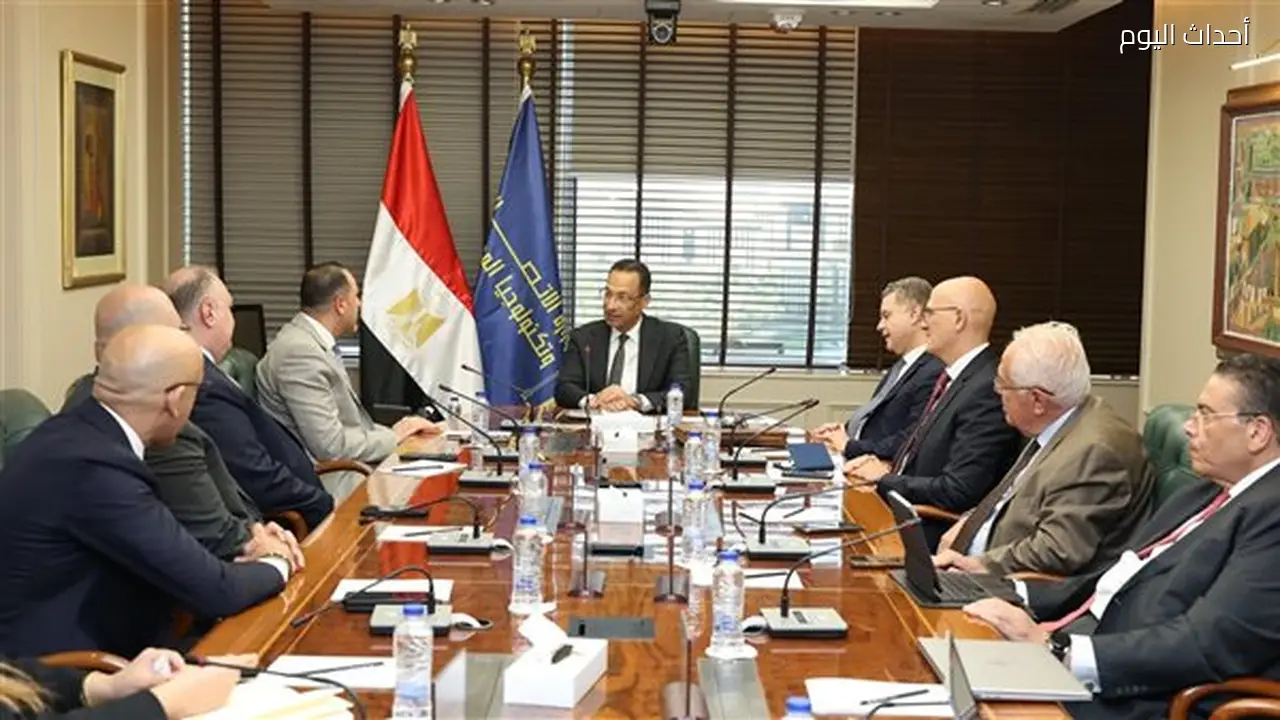 وزير الاتصالات يناقش مع EY إطلاق مركز إقليمي للتعهيد في مصر يوفر 1000 فرصة عمل