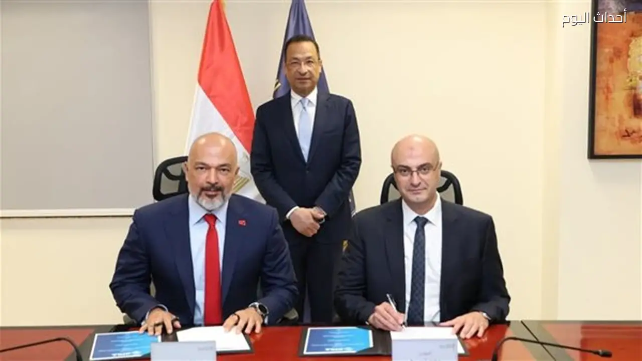 وزير الاتصالات يشهد توقيع تراخيص شريحة الطفل لإنترنت آمن