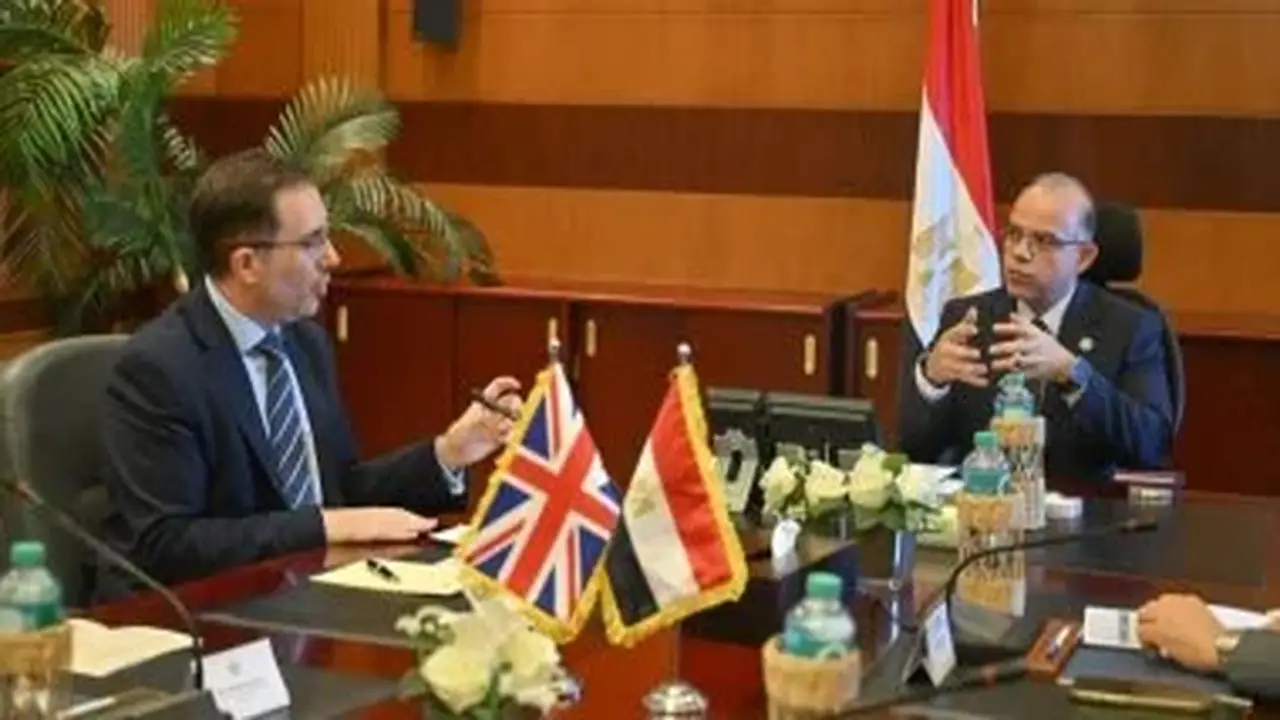 وزير الاستثمار والسفير البريطاني بالقاهرة يبحث تعزيز التعاون الاقتصادي