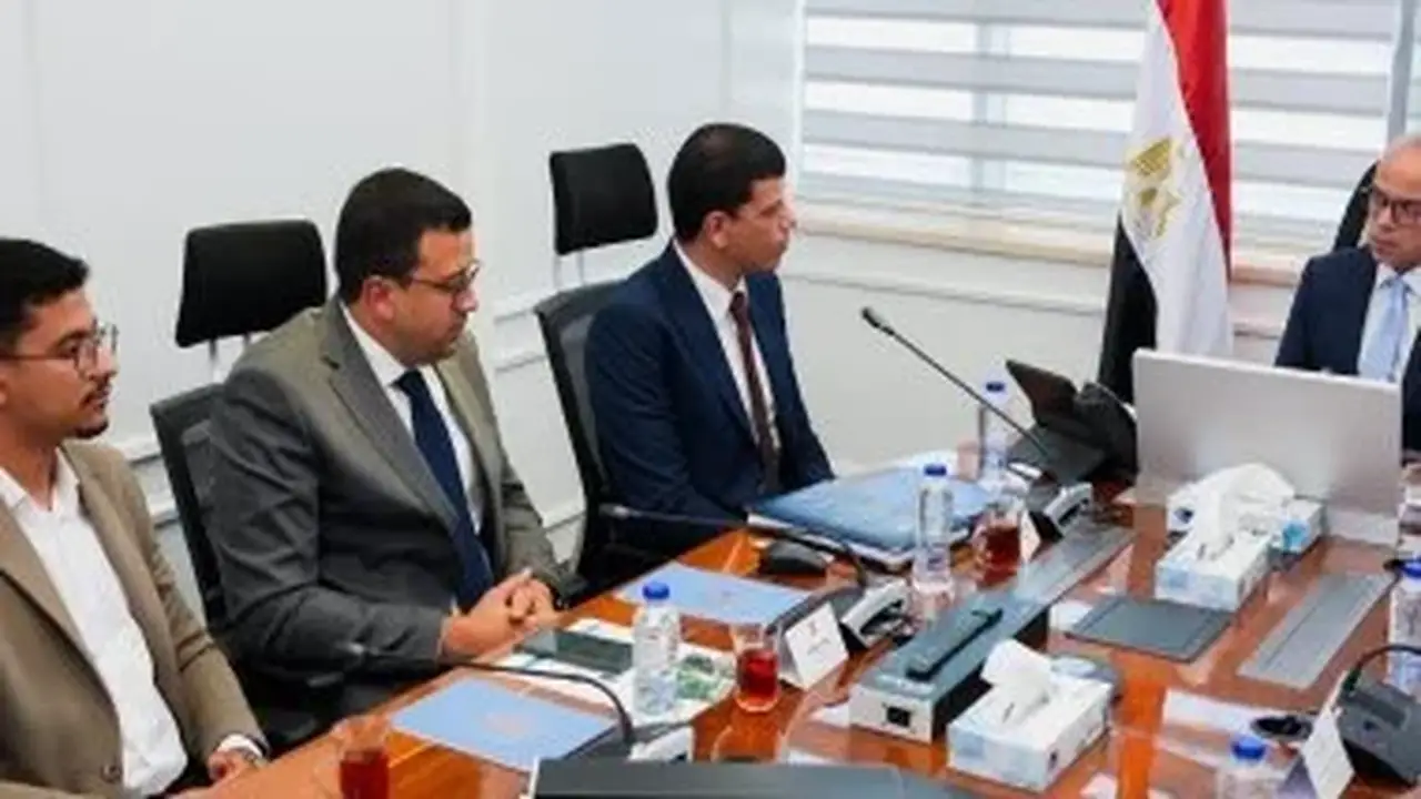 وزير الاستثمار يلتقي مؤسس شركة EVRAID لدعم الشركات الناشئة في مجال المركبات الكهربائية