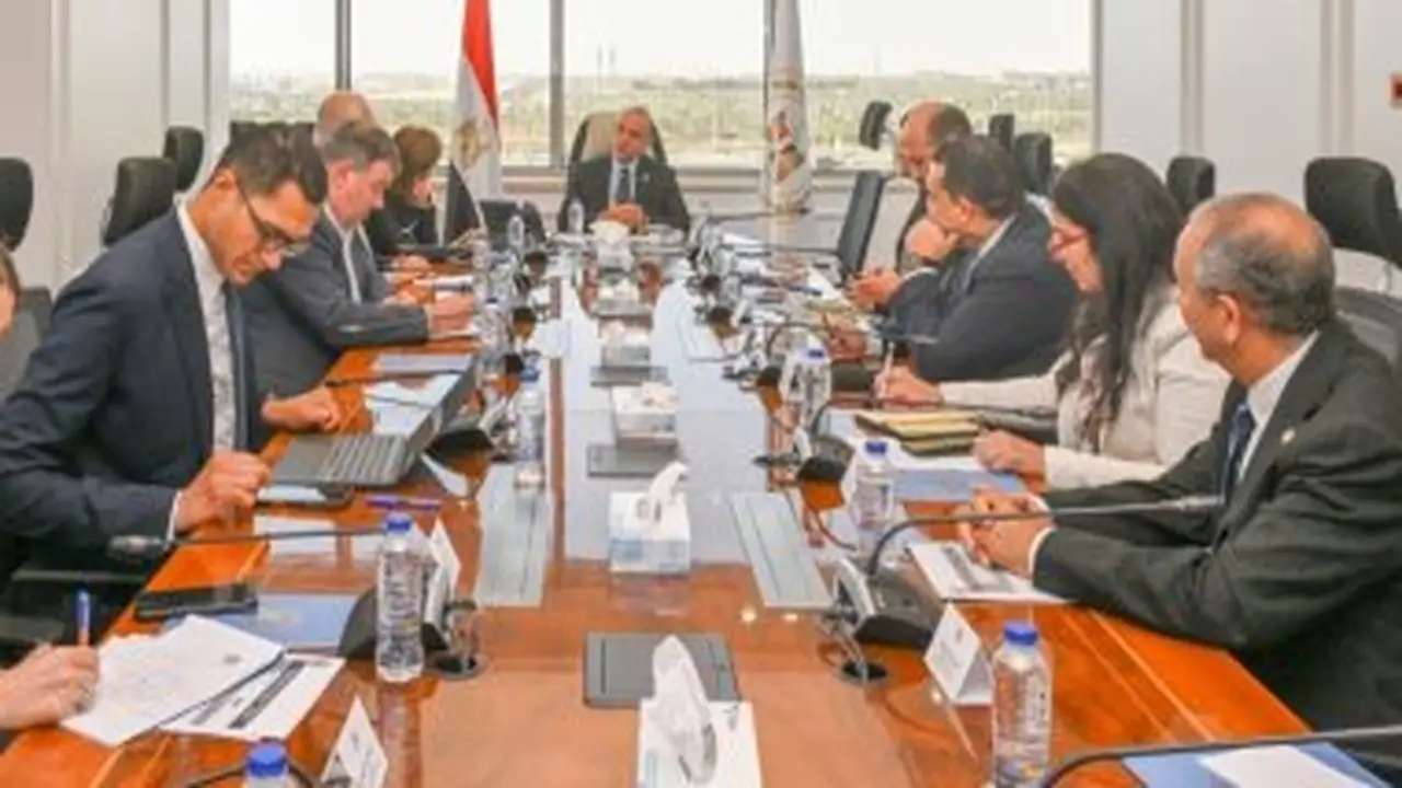 وزير الاستثمار يبحث تطوير شهادات الإيداع للشركات المصرية مع بنك أوف نيويورك