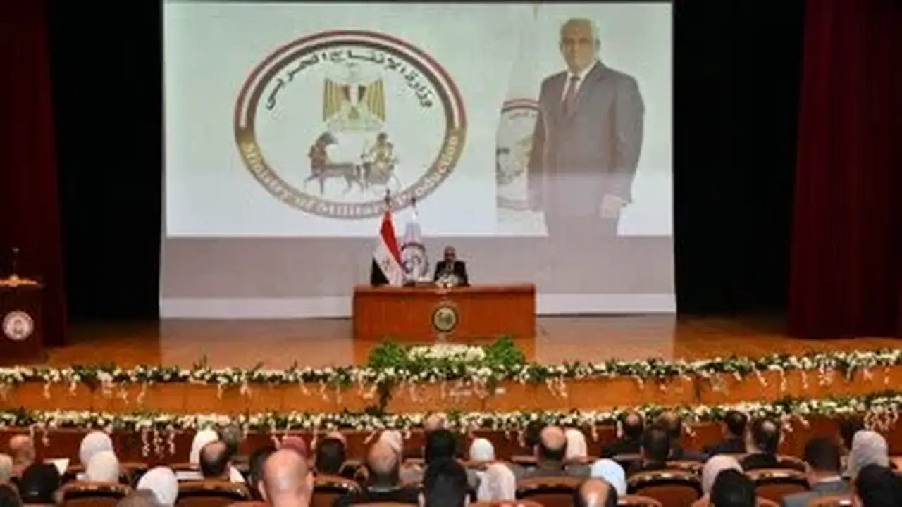 وزير الإنتاج الحربي يلتقي الحاصلين على برامج قيادية لتعزيز الاستفادة من خبراتهم