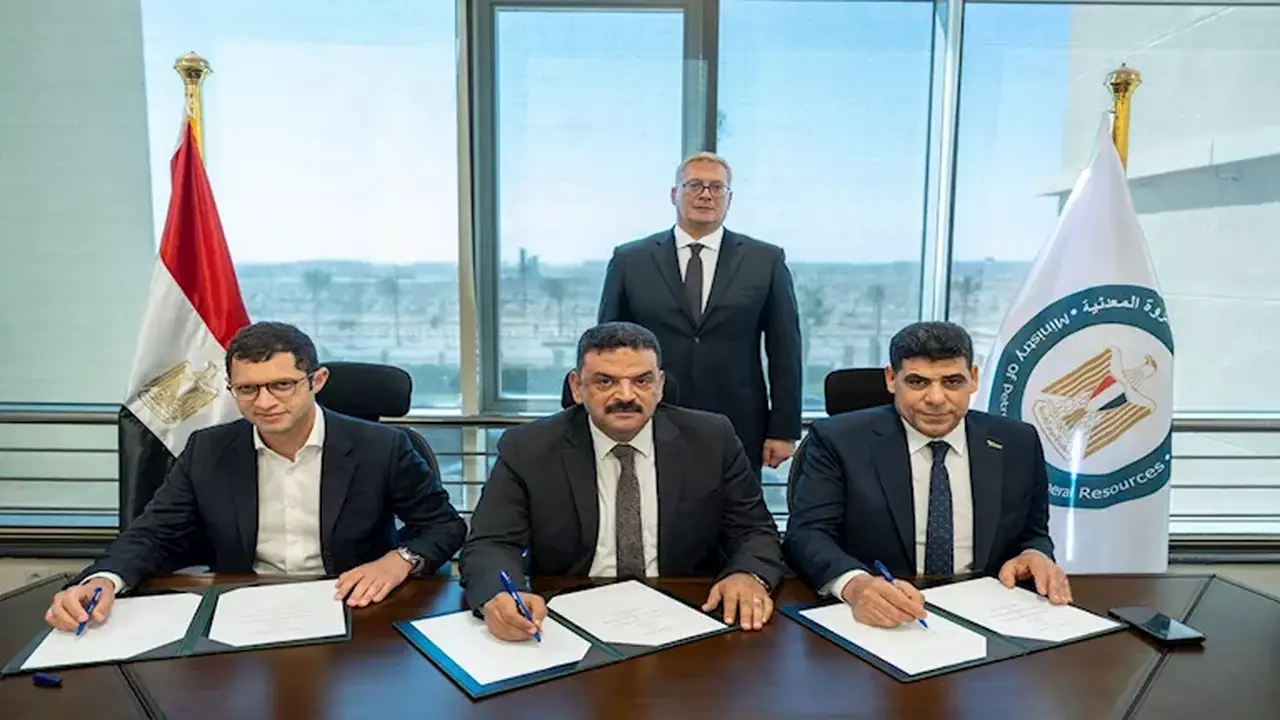 وزير البترول يشهد توقيع اتفاقية لإنشاء مصنع للأسمدة الفوسفاتية بالعين السخنة