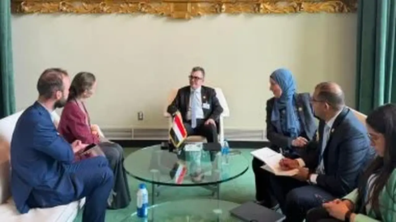 وزير التخطيط يناقش مع مبادرة أكسفورد آليات قياس الفقر متعدد الأبعاد