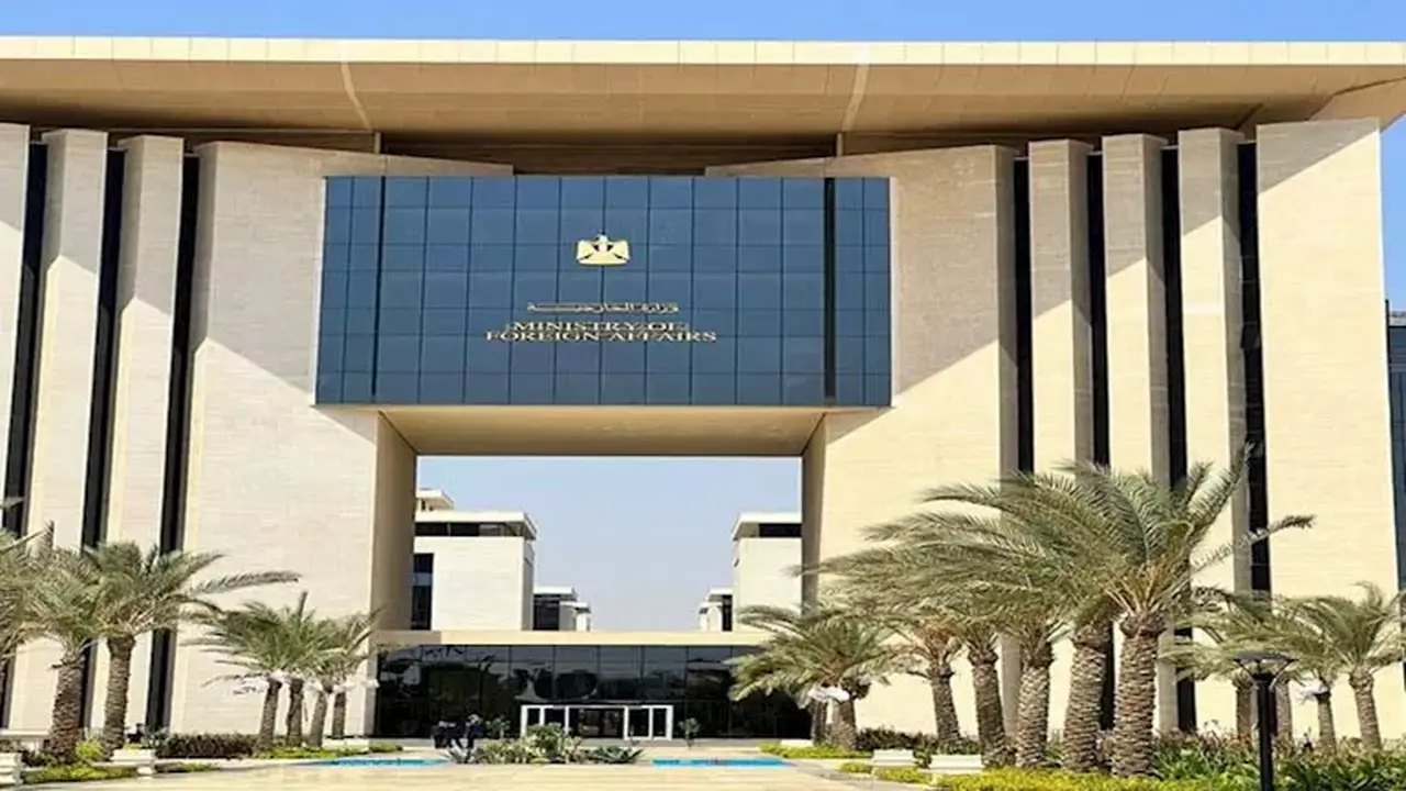 وزير الخارجية المصري يناقش جهود الإفراج عن البحارة المختطفين مع نظيره اليمني