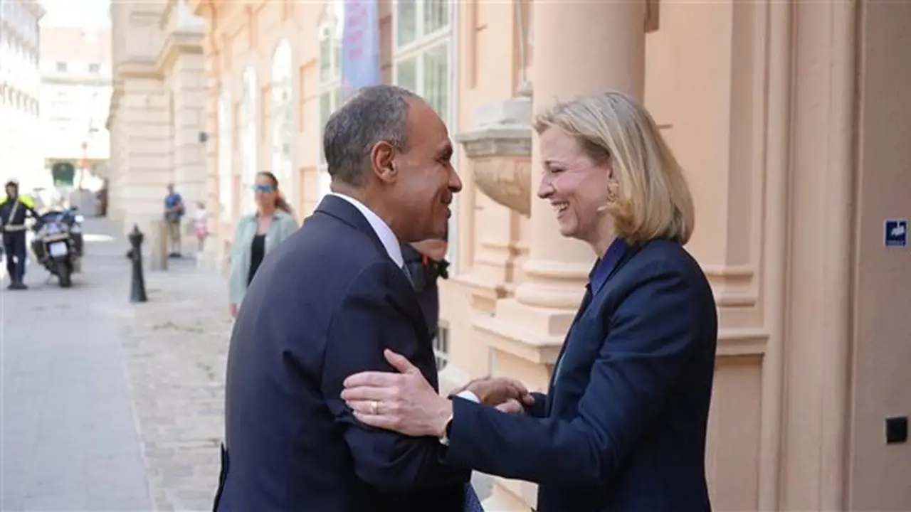 وزير الخارجية المصري يبحث تعزيز العلاقات مع نظيرته النمساوية في فيينا