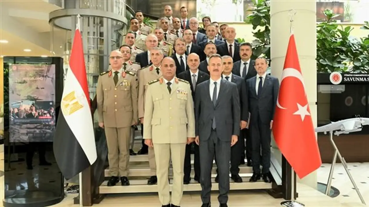 وزير الدفاع يعود إلى القاهرة بعد زيارة رسمية لتركيا لتعزيز التعاون العسكري
