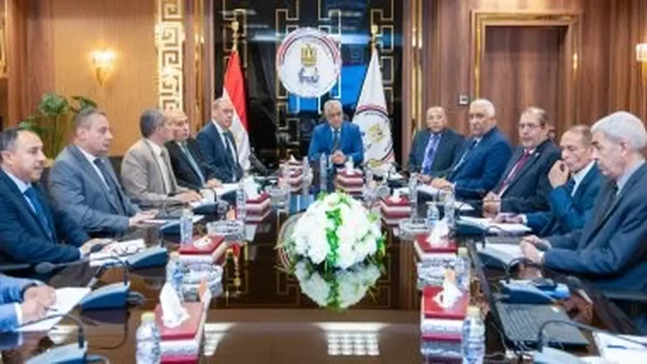وزير الدولة للإنتاج الحربي يناقش خطط تطوير شركات إنتاج الذخائر