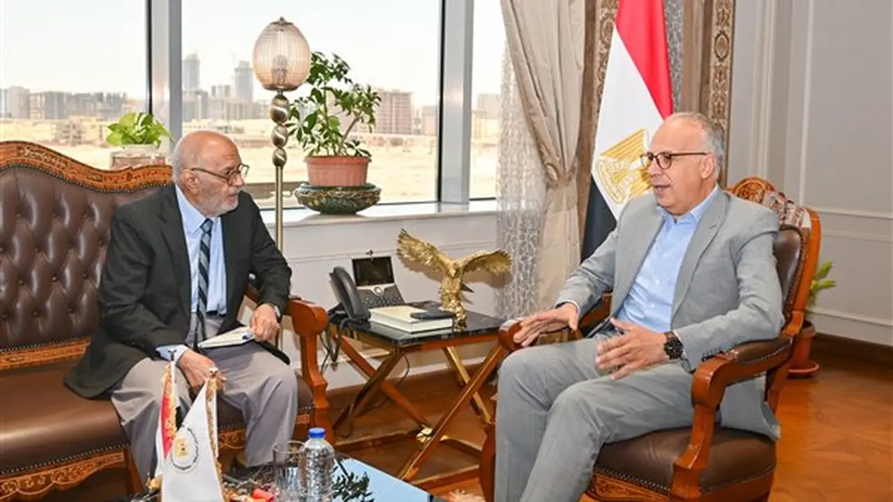 وزير الري يراجع آليات رصد المنشآت المائية ويشدد على أهمية توثيق الخبرات