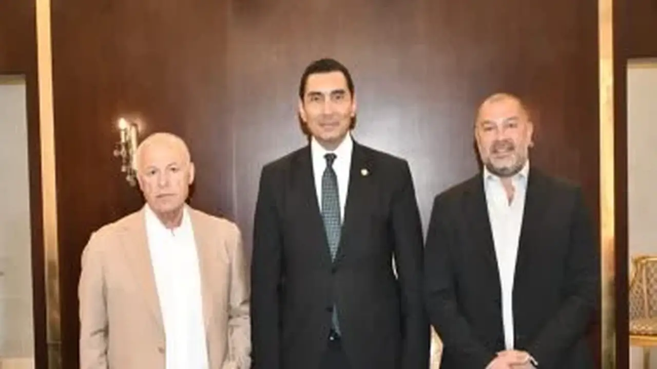 وزير الرياضة يناقش استعدادات المنتخب الوطني وشراكات الأندية مع القطاع الخاص