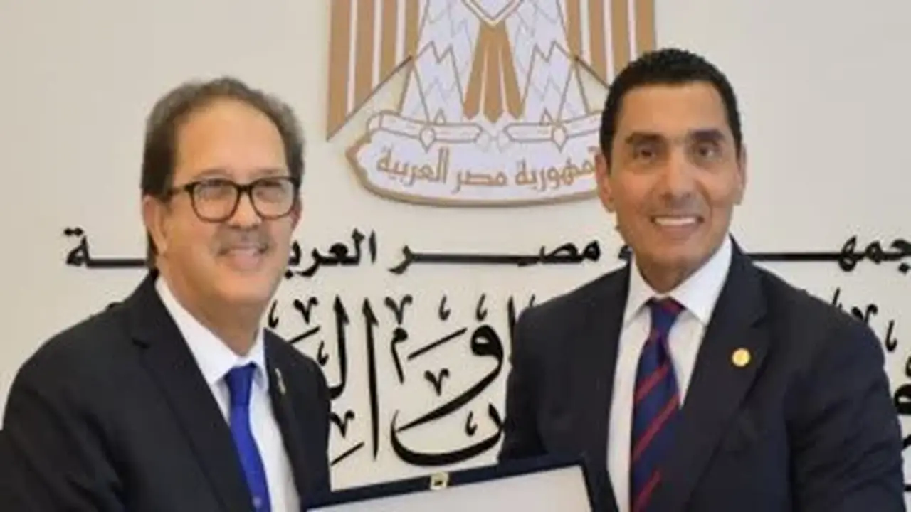 وزير الرياضة يبحث مع رئيسي الأنوكا واللجنة الأولمبية زيادة عدد الألعاب في الدورة الأفريقية