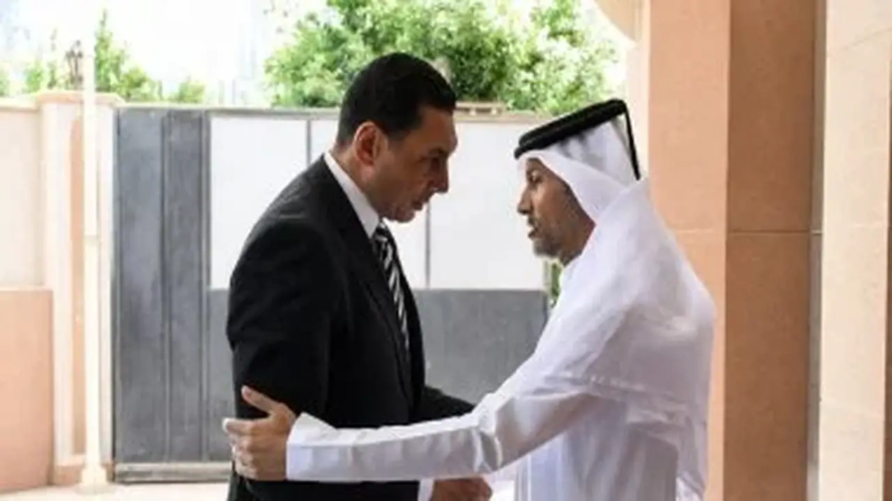 وزير الرياضة يزور السفارة القطرية لتقديم العزاء في وفاة الشيخ حمد بن خليفة أمير قطر السابق