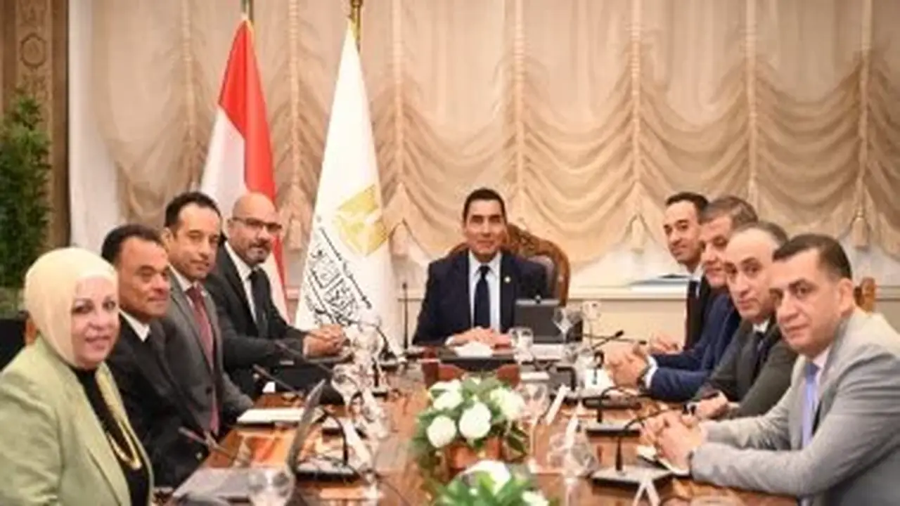 وزير الشباب والرياضة يناقش آليات إطلاق مشروع “اقتصاد الشباب” لتعزيز المساهمة الاقتصادية