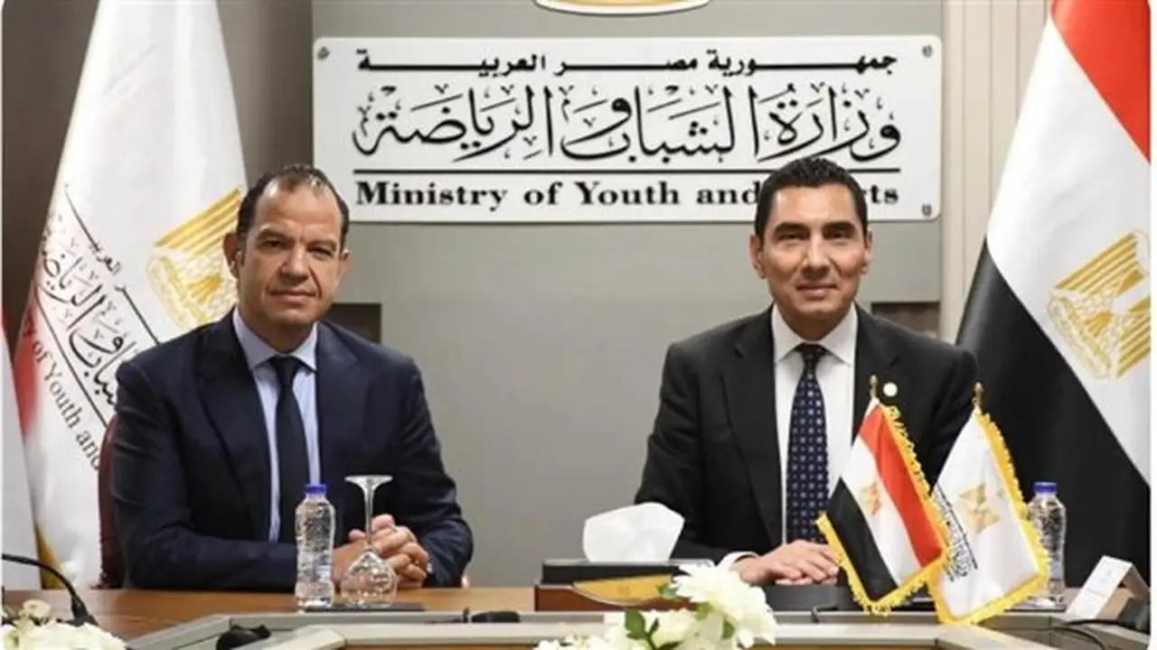 وزير الرياضة يهنئ سيف الوزيري بتعيينه رئيسًا لمجلس إدارة الشركة المتحدة