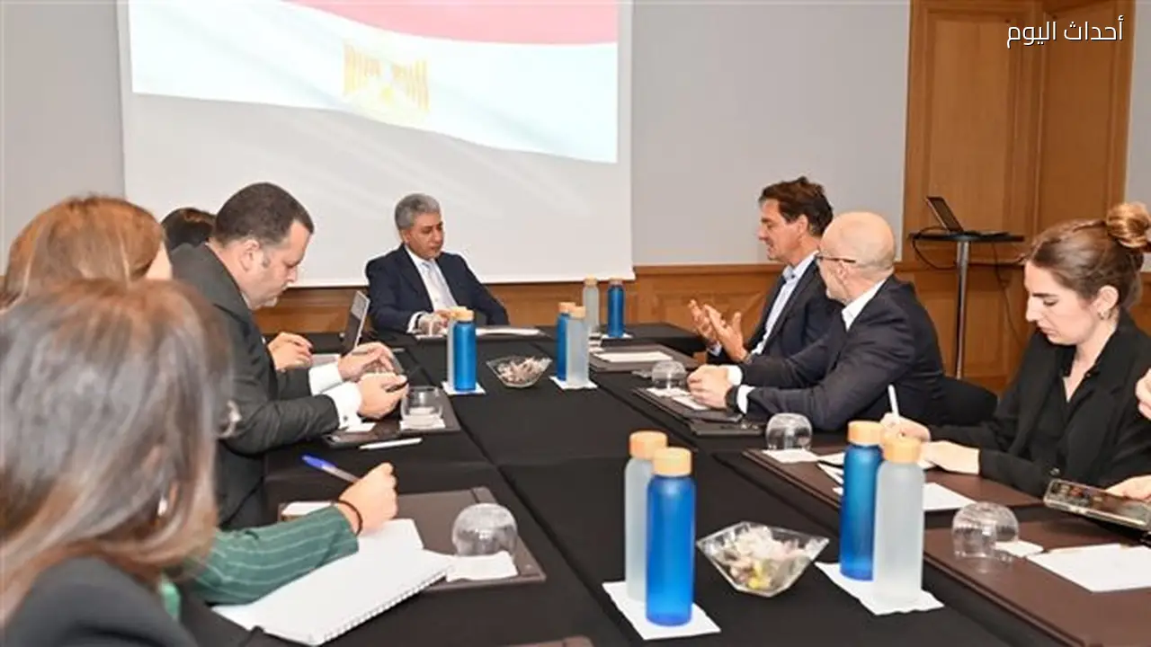 وزير السياحة يبحث سبل تعزيز التعاون مع منظمي الرحلات والطيران الفرنسيين