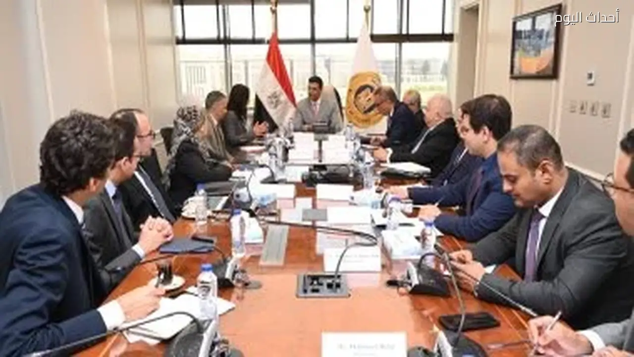 وزير الصناعة يؤكد دعم مبادرة التحول إلى الطاقة الشمسية في القطاع الإنتاجي
