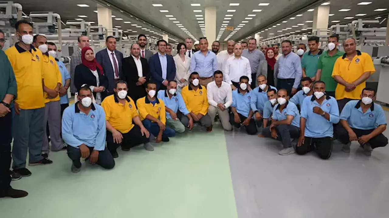 وزير الصناعة يزور مجمع شركة مصر للغزل والنسيج في المحلة الكبرى