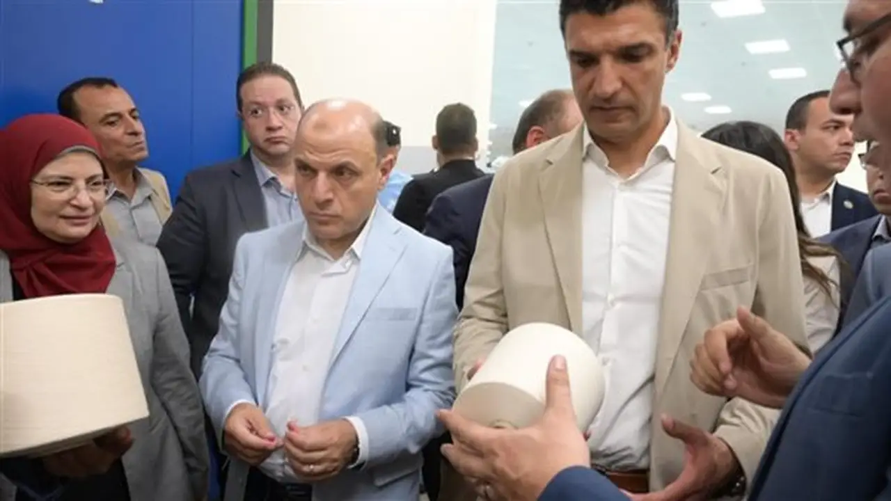 وزير الصناعة يزور مجمع مصانع الغزل والنسيج في المحلة الكبرى