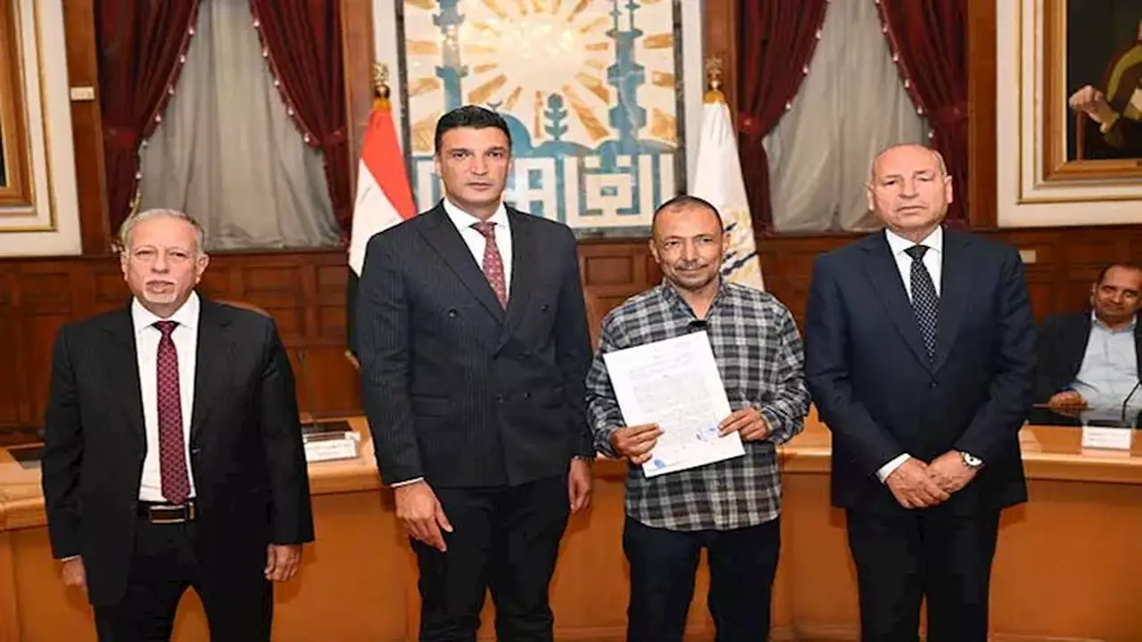 وزير الصناعة يسلم 40 عقد تقنين أوضاع لمصانع وورش منطقة شق الثعبان