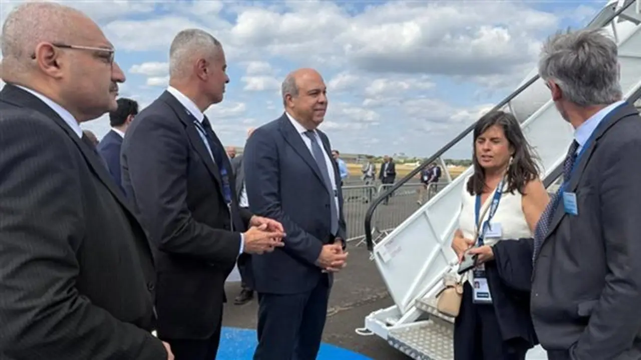 وزير الطيران المدني يناقش مع إيرباص مستجدات برنامج تسليم طائرات A350 لمصر للطيران