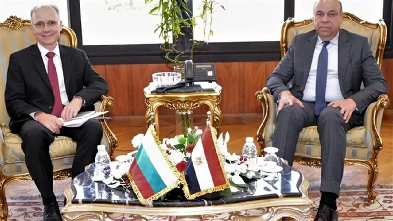 وزير الطيران المدني يلتقي سفير بلغاريا لبحث تحديث اتفاق النقل الجوي