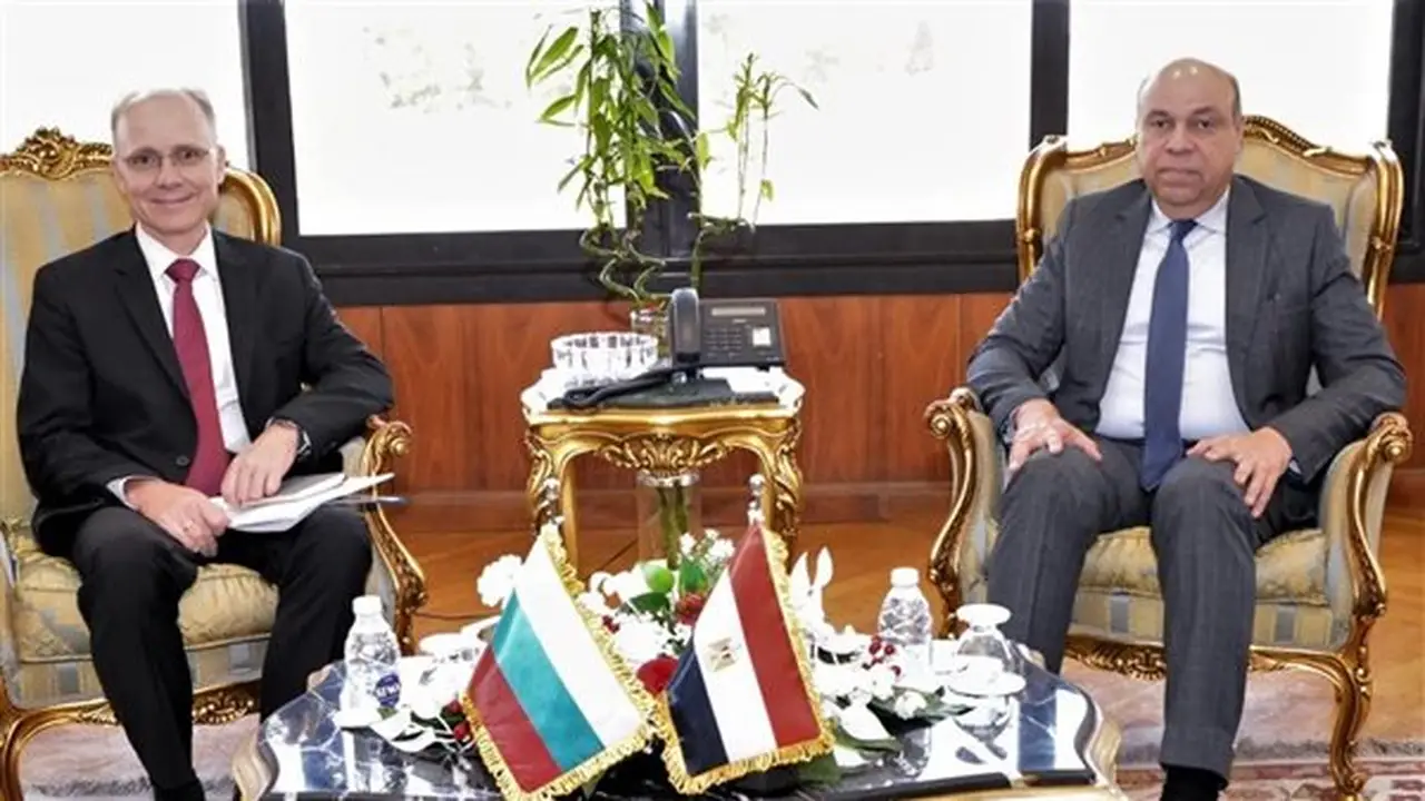 وزير الطيران المدني يستقبل سفير بلغاريا لتعزيز التعاون في النقل الجوي
