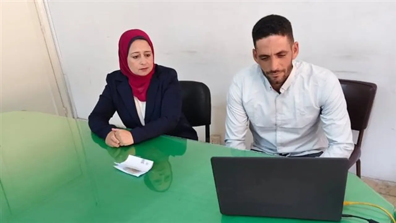 وزير العمل يعلن بدء الاختبارات للمتقدمين لوظائف عامل منشار حجر في إحدى الدول العربية