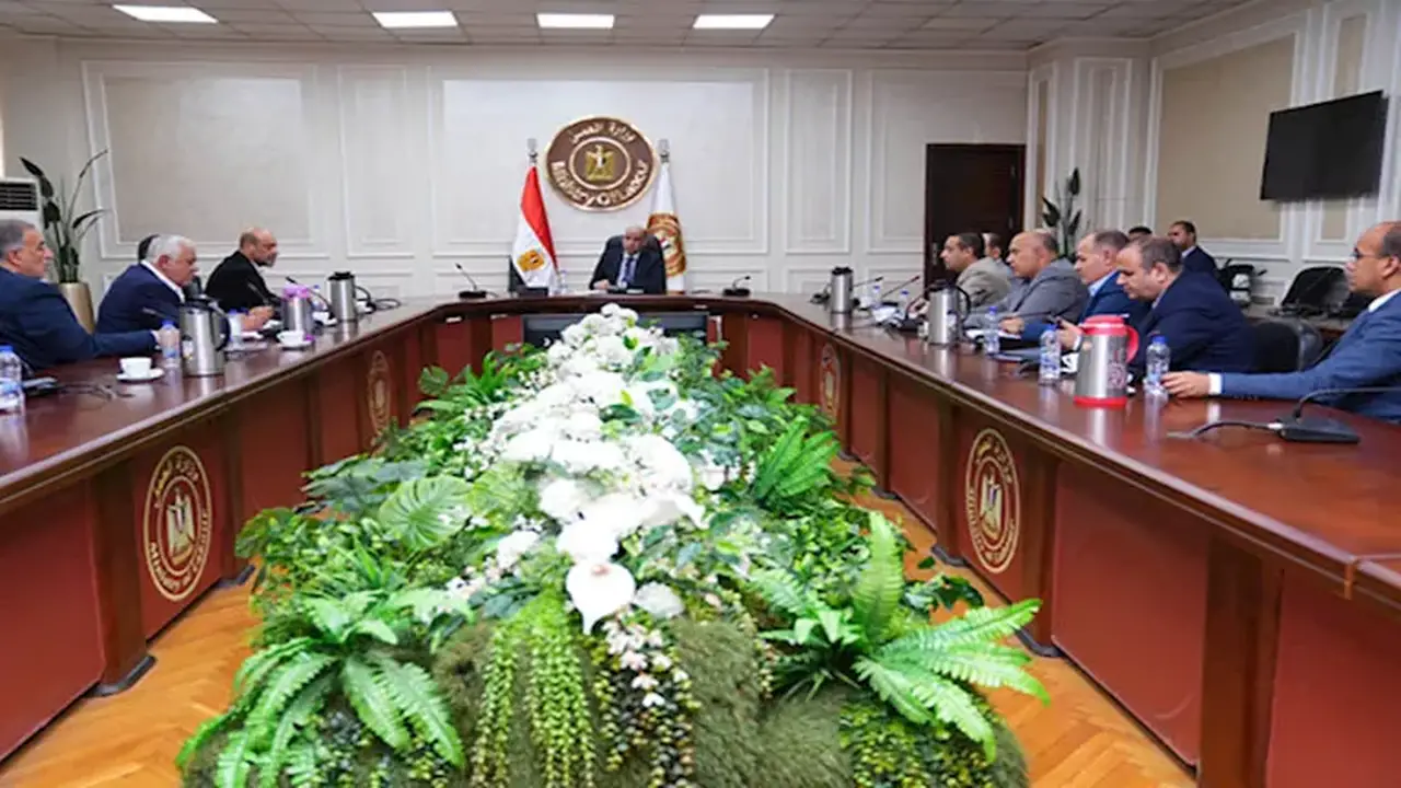 وزير العمل يؤكد التزام الحكومة بسياسة الباب المفتوح مع المستثمرين